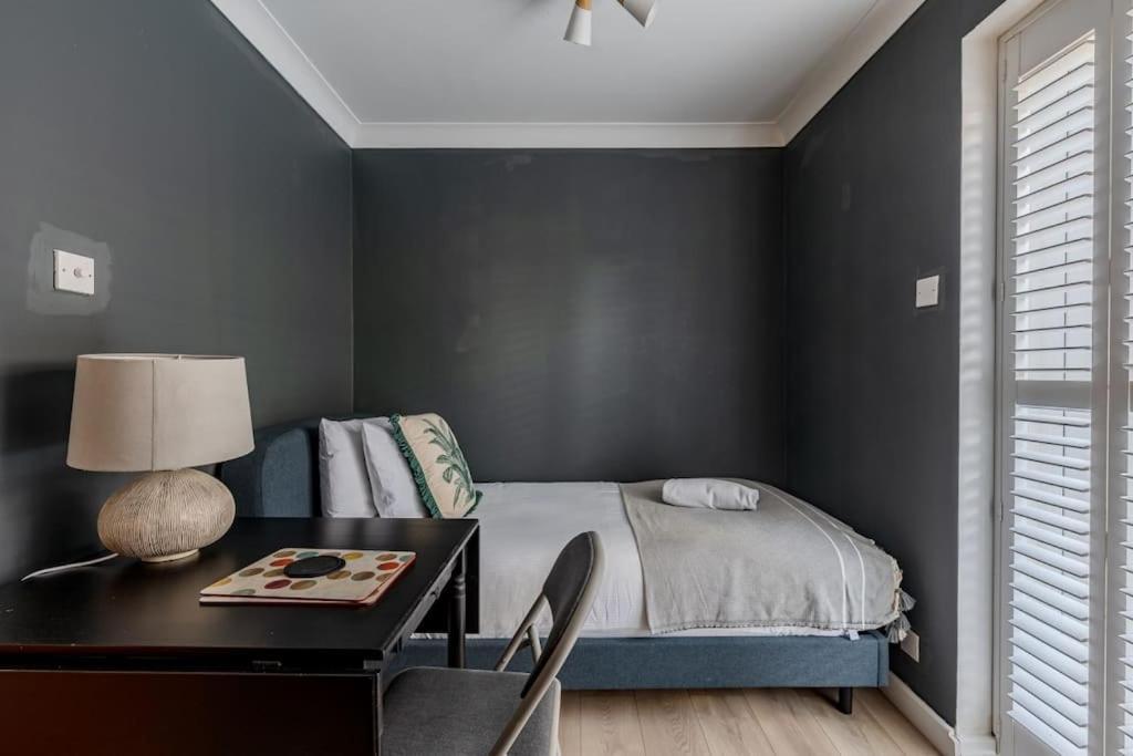 Forget-me-not House 3 Bed In Centre - Free Parking *